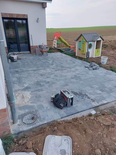 travaux de pose de bordures et pose de parterres